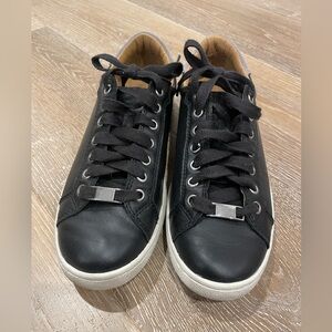 🖤🖤🖤Black Leather Ugg sneakers